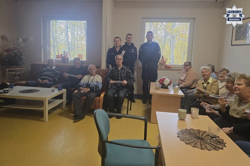 Spotkanie mysłowickich policjantów z seniorami – Bezpieczne porady na Wszystkich Świętych