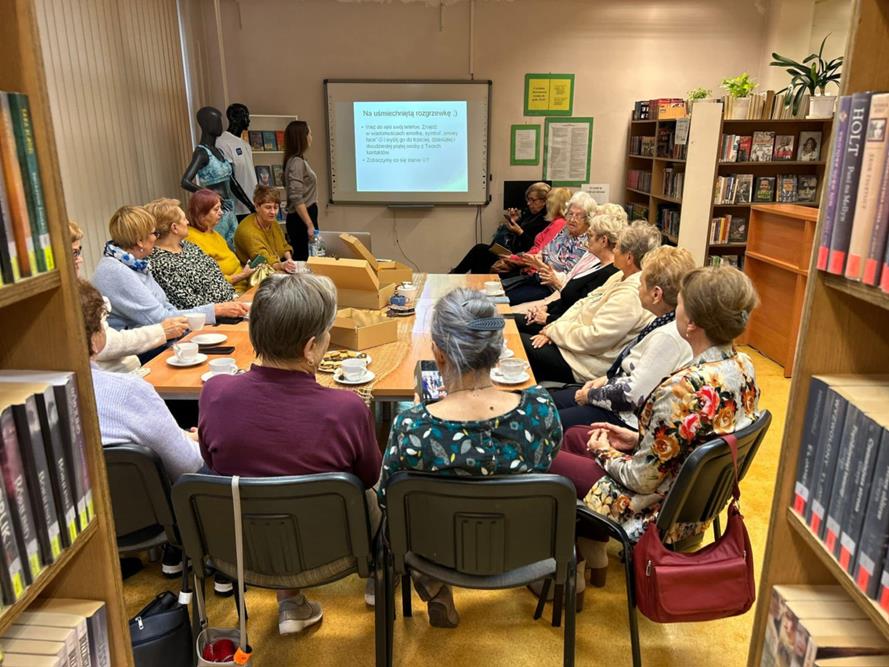 Dzień Uśmiechu w Mysłowicach – Seniorzy uczyli się mocy pozytywnego nastawienia!