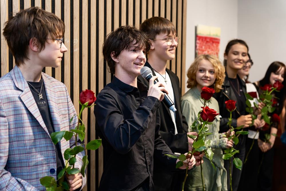 „Teatrosfera” w Piekarach – młodzież zachwyciła spektaklem „Strefa Wykluczenia”