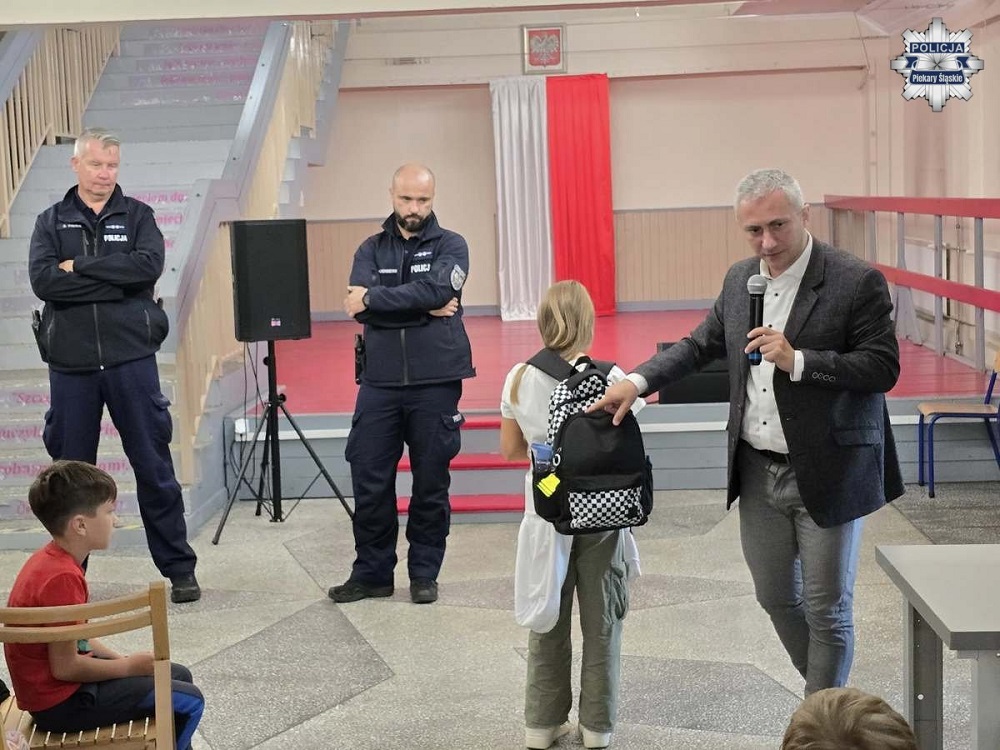 Dzielnicowi edukowali uczniów o bezpieczeństwie na drodze i znaczeniu odblasków