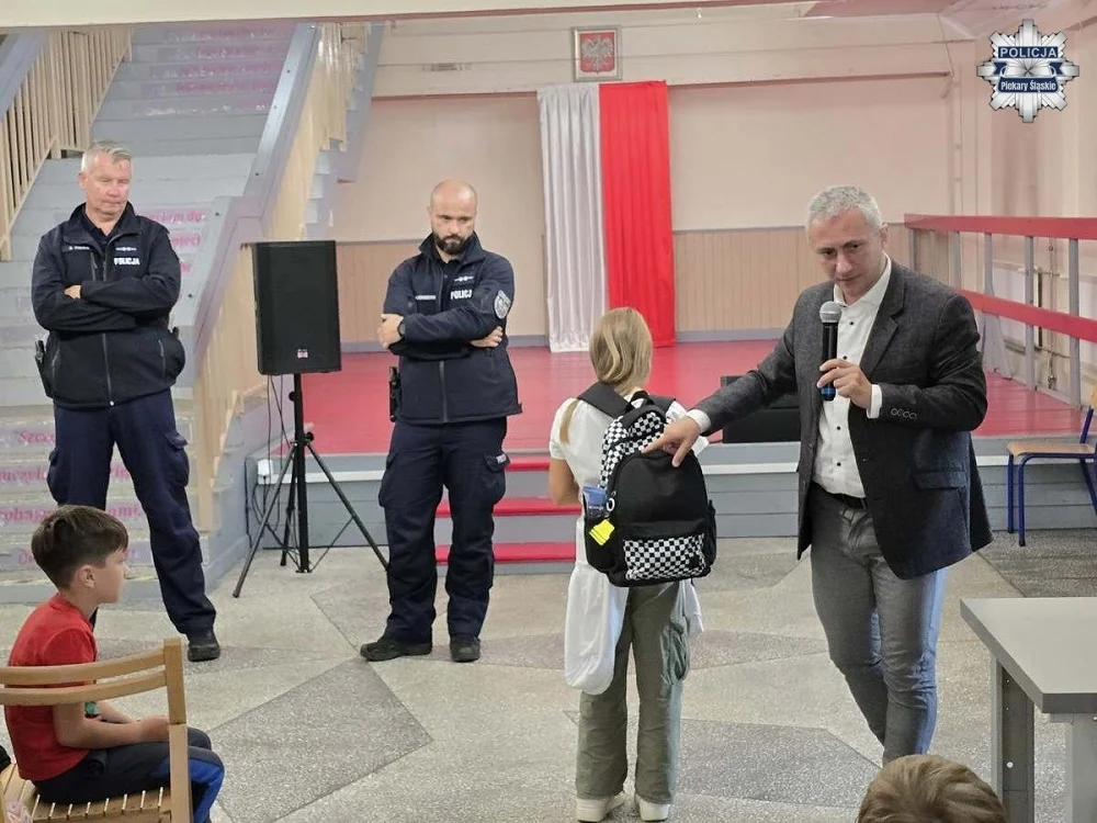 Dzielnicowi edukowali uczniów o bezpieczeństwie na drodze i znaczeniu odblasków