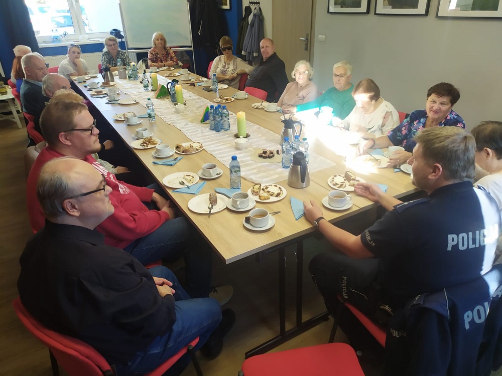 Piekarscy dzielnicowi na spotkaniu z Polskim Związkiem Niewidomych