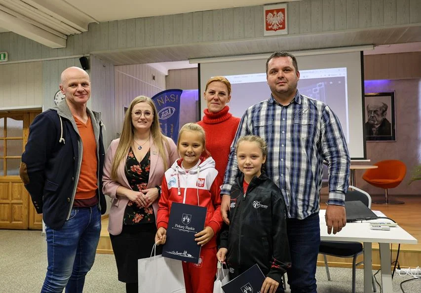 Siostry Dobrzyńskie – Mistrzynie Kickboxingu na posiedzeniu Komisji Edukacji w Piekarach