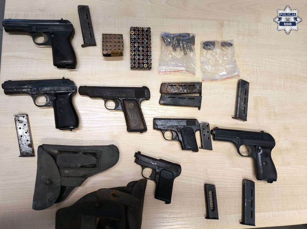 Rybniccy policjanci przekazali cenne znalezisko do Muzeum Wojny Obronnej