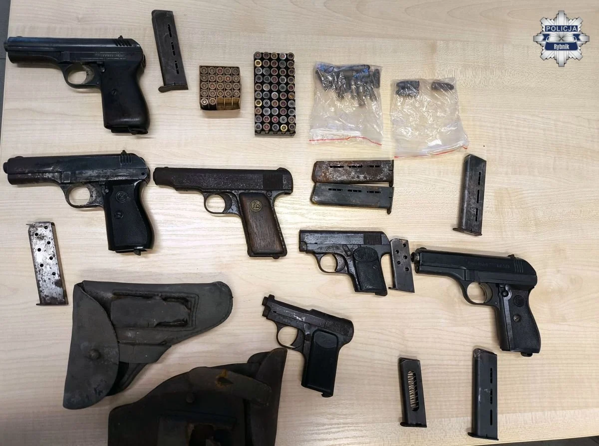 Rybniccy policjanci przekazali cenne znalezisko do Muzeum Wojny Obronnej