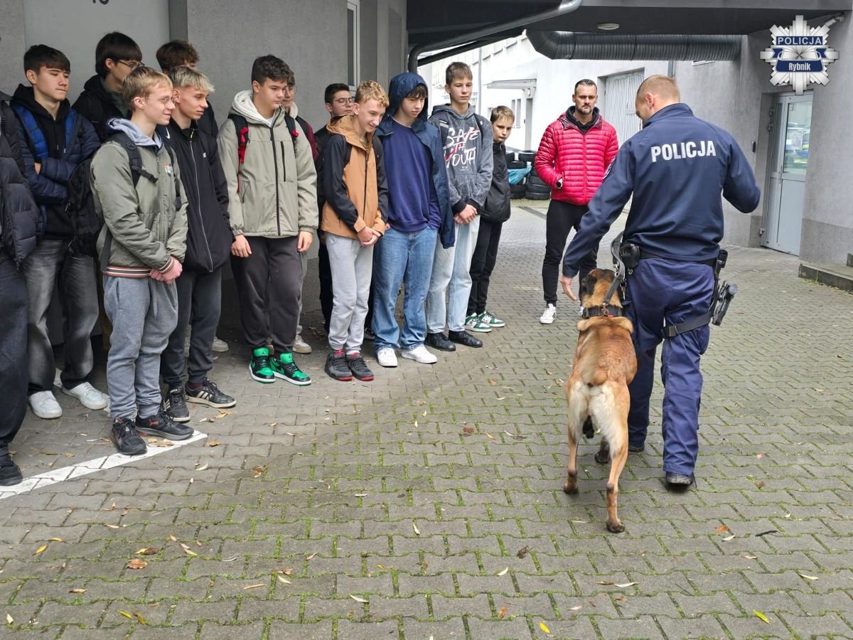 Klasa mundurowa odwiedziła rybnicką komendę policji