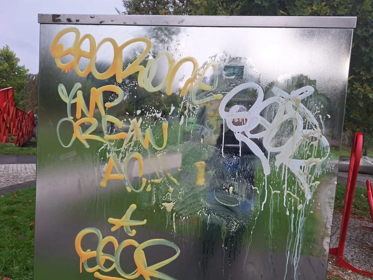 Wandalizm w Rybniku: zniszczone ławki i graffiti – problem, który kosztuje