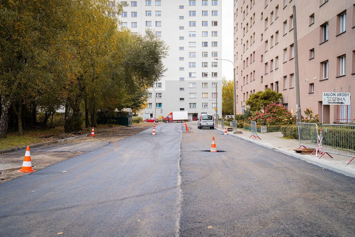 Nowa nawierzchnia i krawężniki. Modernizacja przy ul. Dąbrówki nabiera tempa