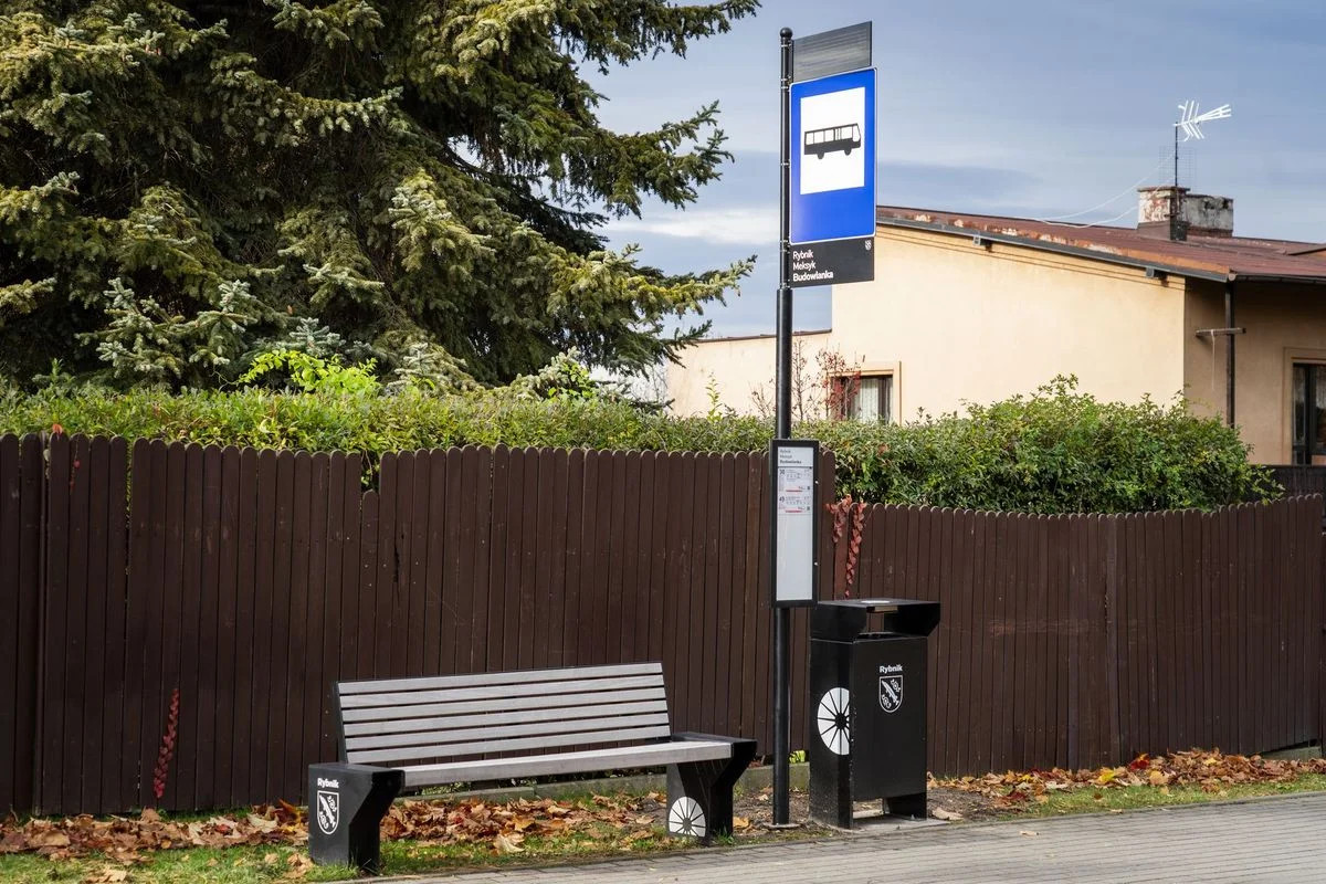 Rybnik stawia na czytelne przystanki. Nowe słupki już w mieście