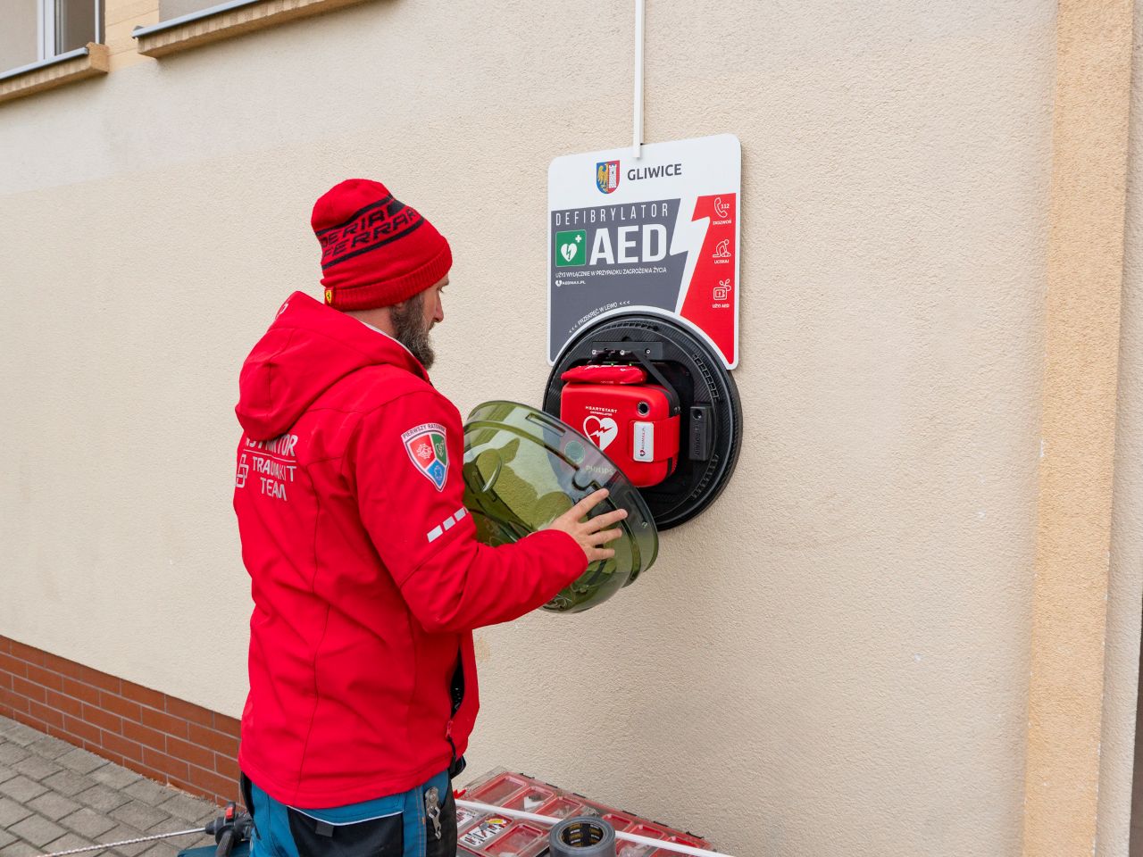 Przybywa defibrylatorów AED w Gliwicach. Kolejny trafił do szkoły
