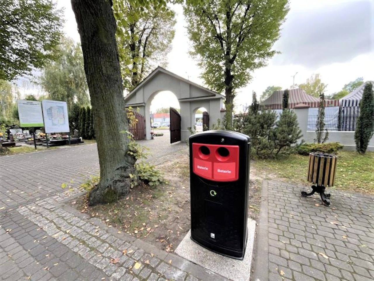 Ułatwienie na cmentarzach. Pojawiły się specjalne kosze