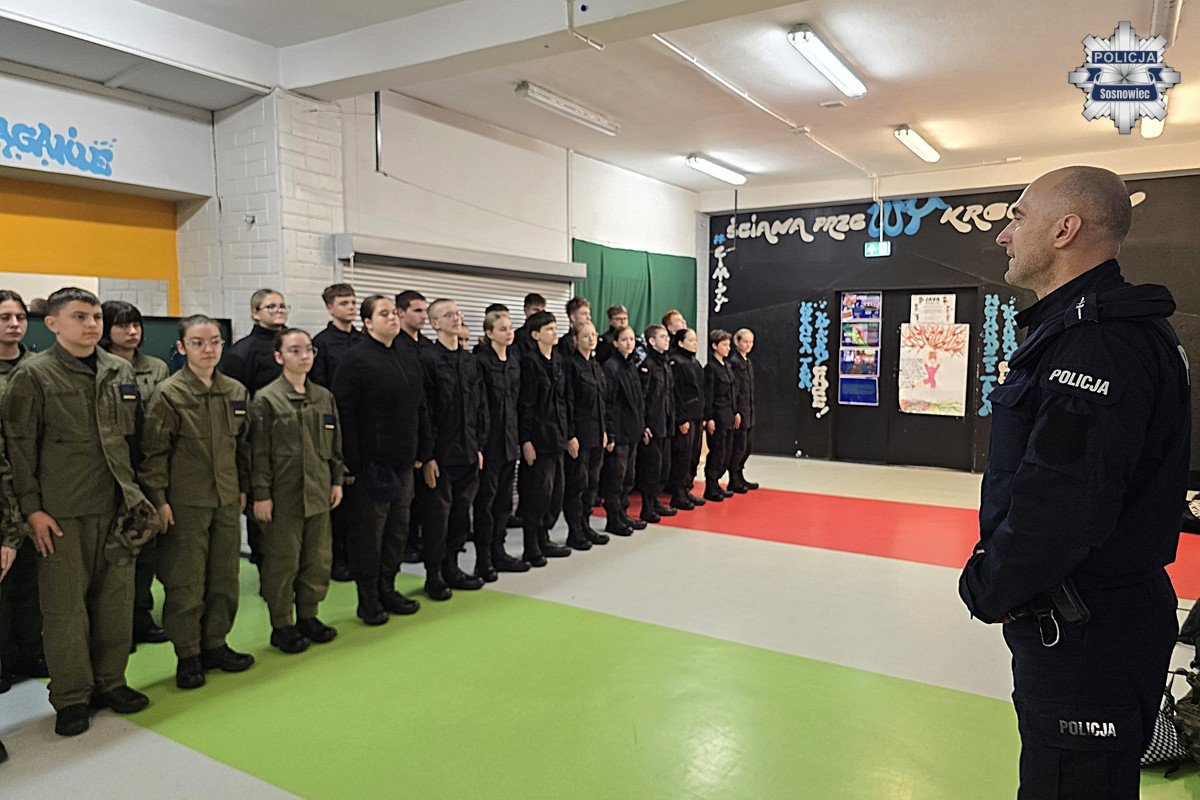 Zajęcia praktyczne z musztry dla uczniów klas mundurowych z VII LO w Sosnowcu
