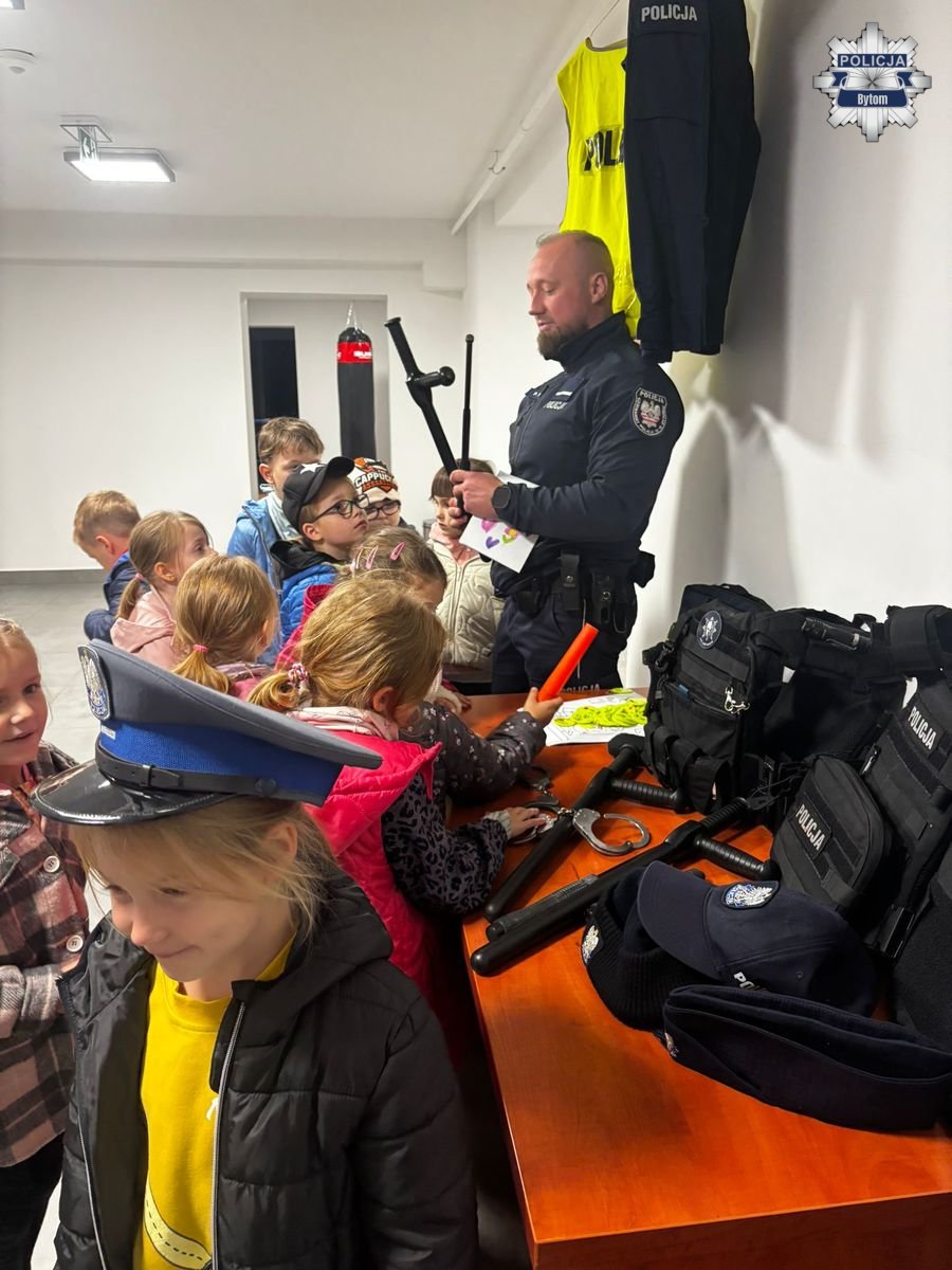 Przedszkolaki z Bytomia odwiedziły policjantów w komisariacie