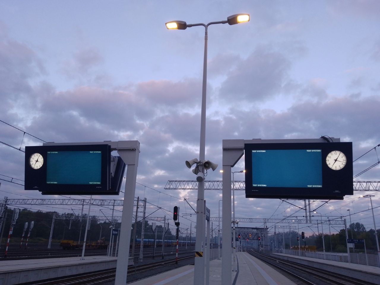 Elektroniczne wyświetlacze i ciekawostki z historii miasta na bytomskim dworcu