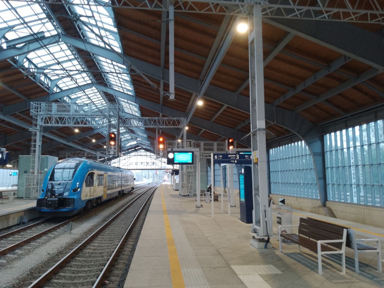 Elektroniczne wyświetlacze i ciekawostki z historii miasta na bytomskim dworcu