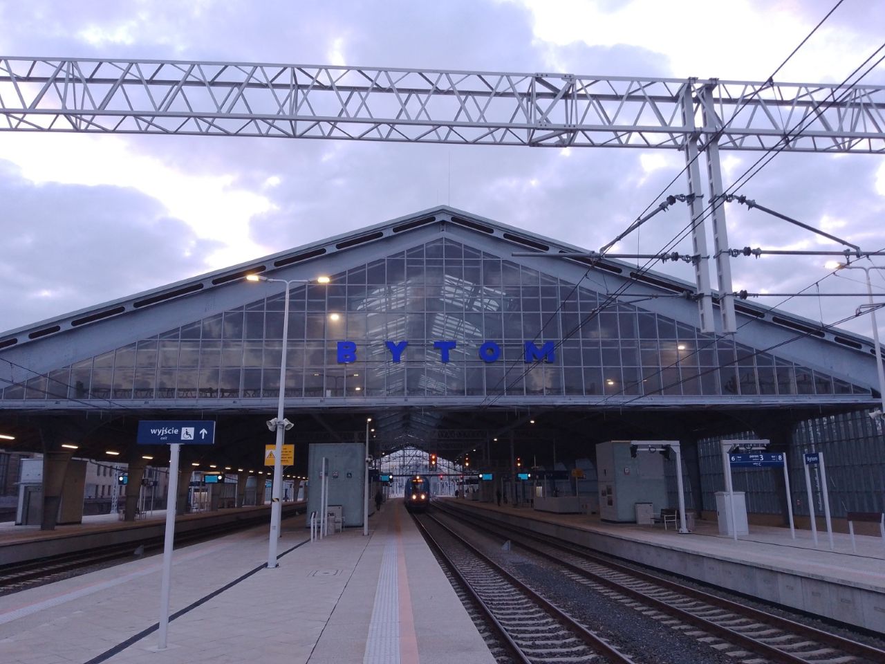 Elektroniczne wyświetlacze i ciekawostki z historii miasta na bytomskim dworcu
