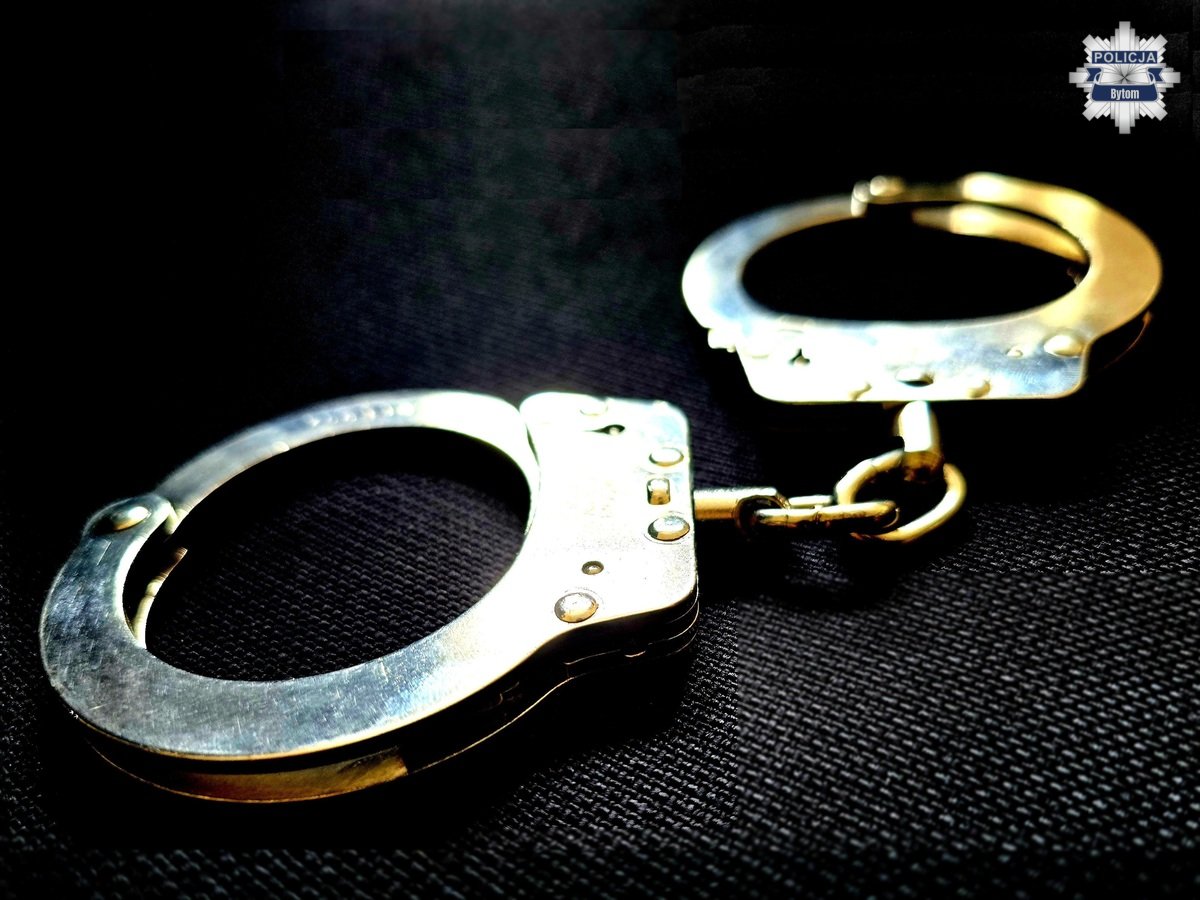 Policjanci zatrzymali poszukiwanego 32-latka. Miał przy sobie narkotyki