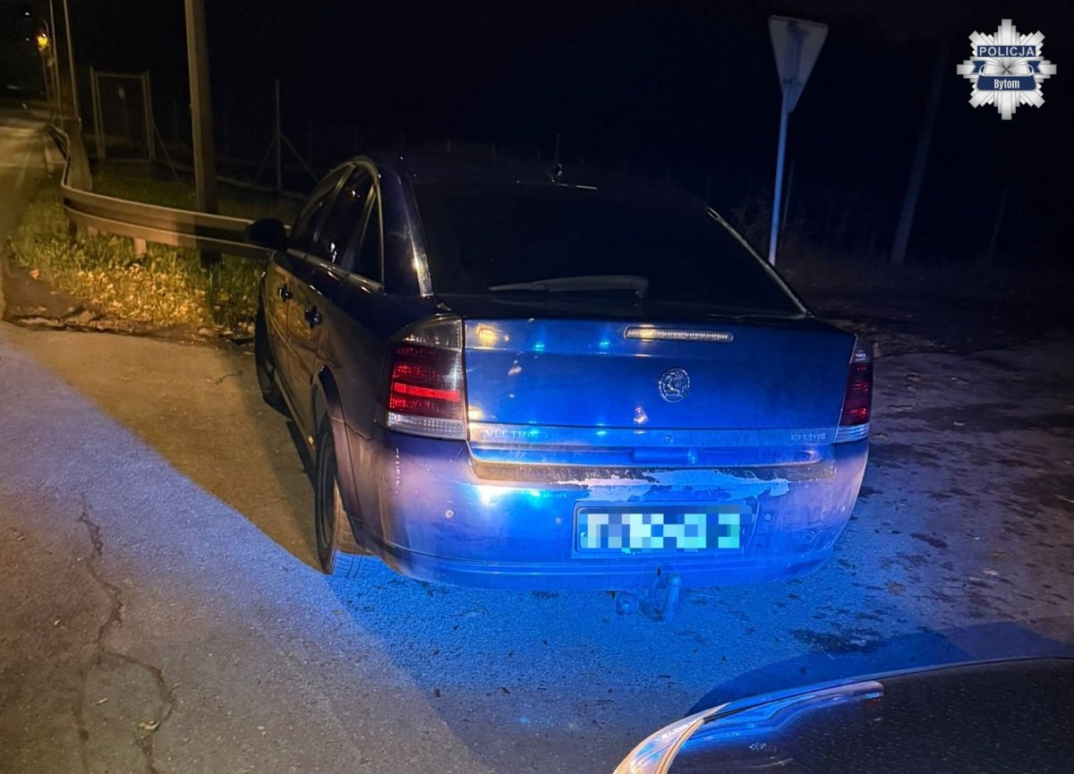 21-latek złamał sądowy zakaz prowadzenia auta, w aucie był poszukiwany 17-latek
