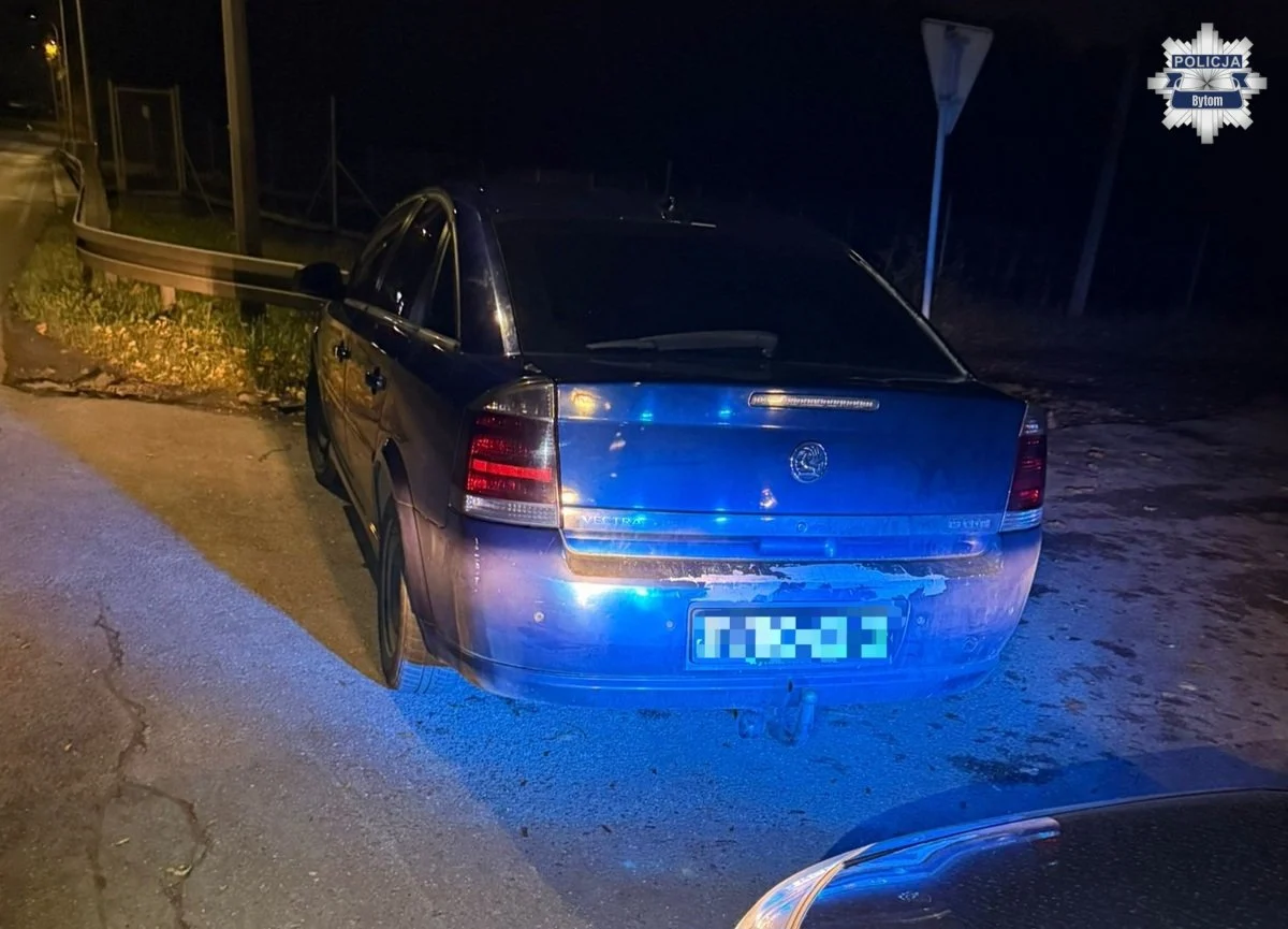 21-latek złamał sądowy zakaz prowadzenia auta, w aucie był poszukiwany 17-latek
