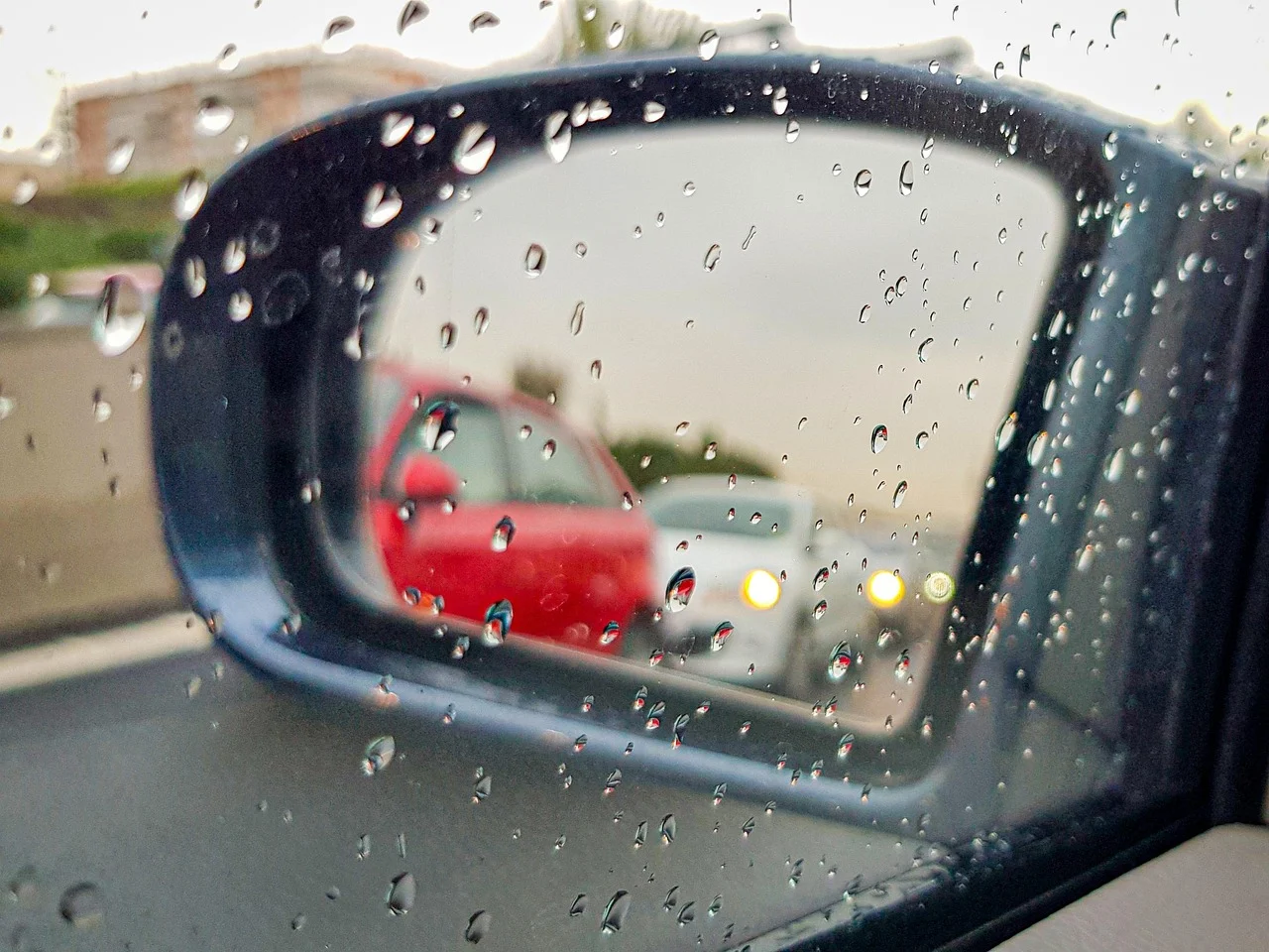 Kierowco! Uważaj na zmienne warunki na drogach w jesienne dni