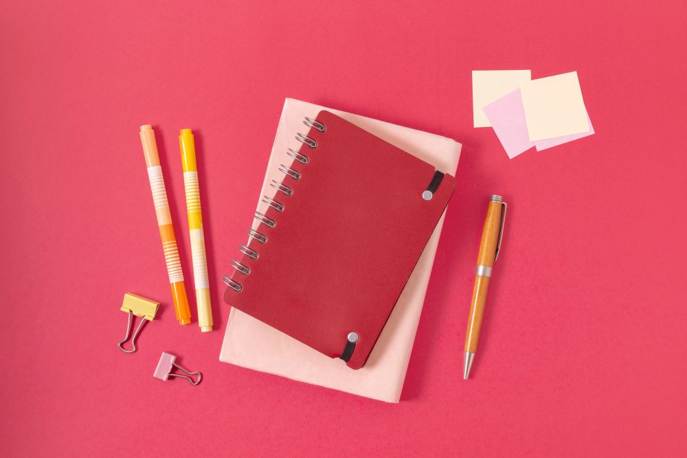 Notesy z logo, które stają się codziennym billboardem marki