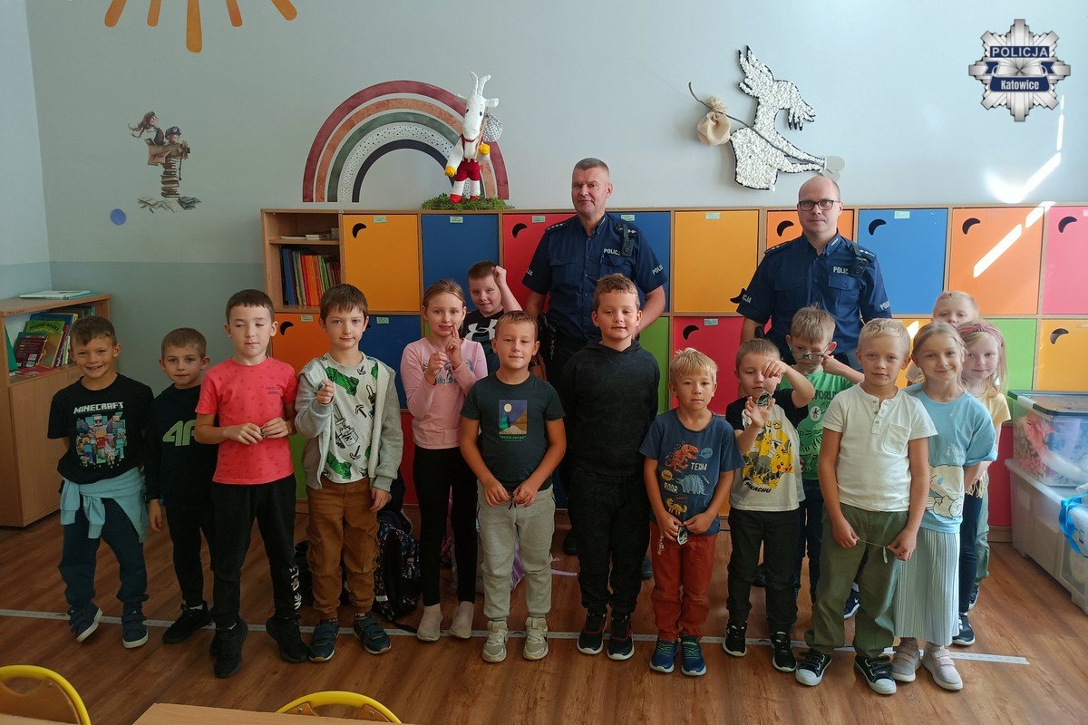 „Błyskotliwy pierwszak” w Katowicach – policjanci uczą dzieci bezpiecznej drogi do szkoły