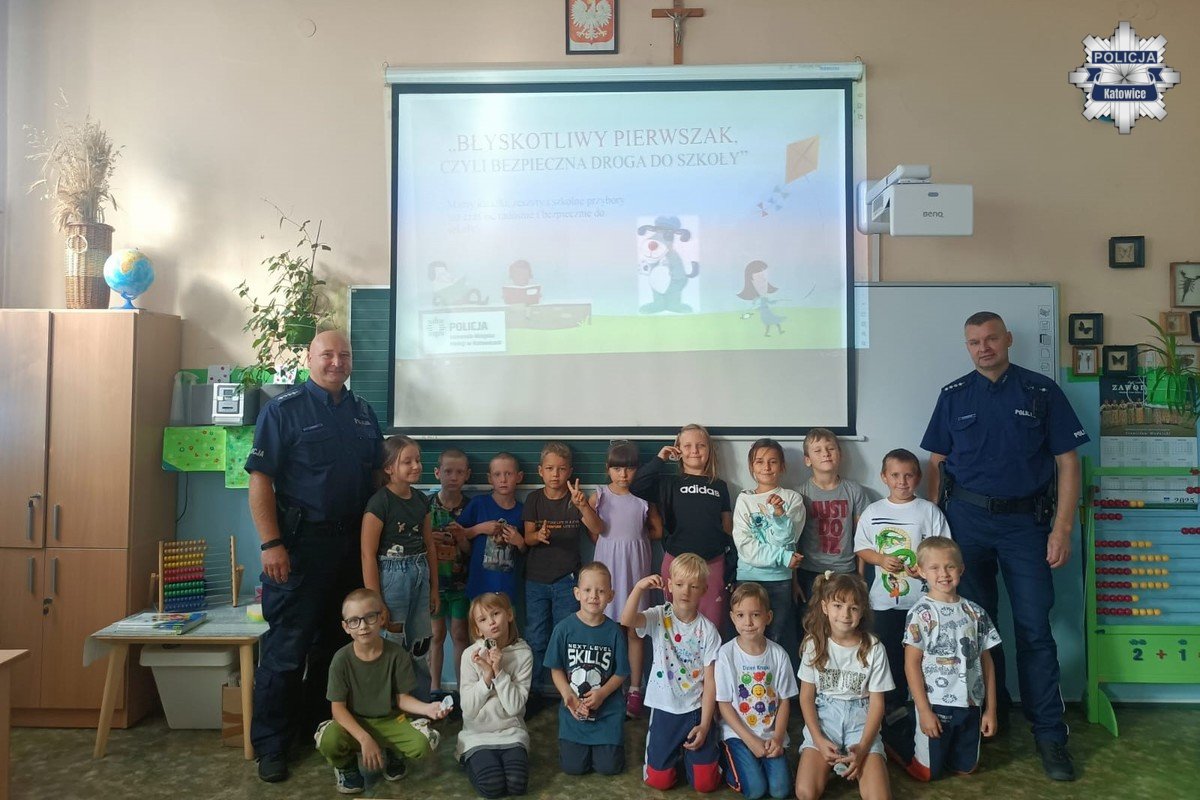 „Błyskotliwy pierwszak” w Katowicach – policjanci uczą dzieci bezpiecznej drogi do szkoły