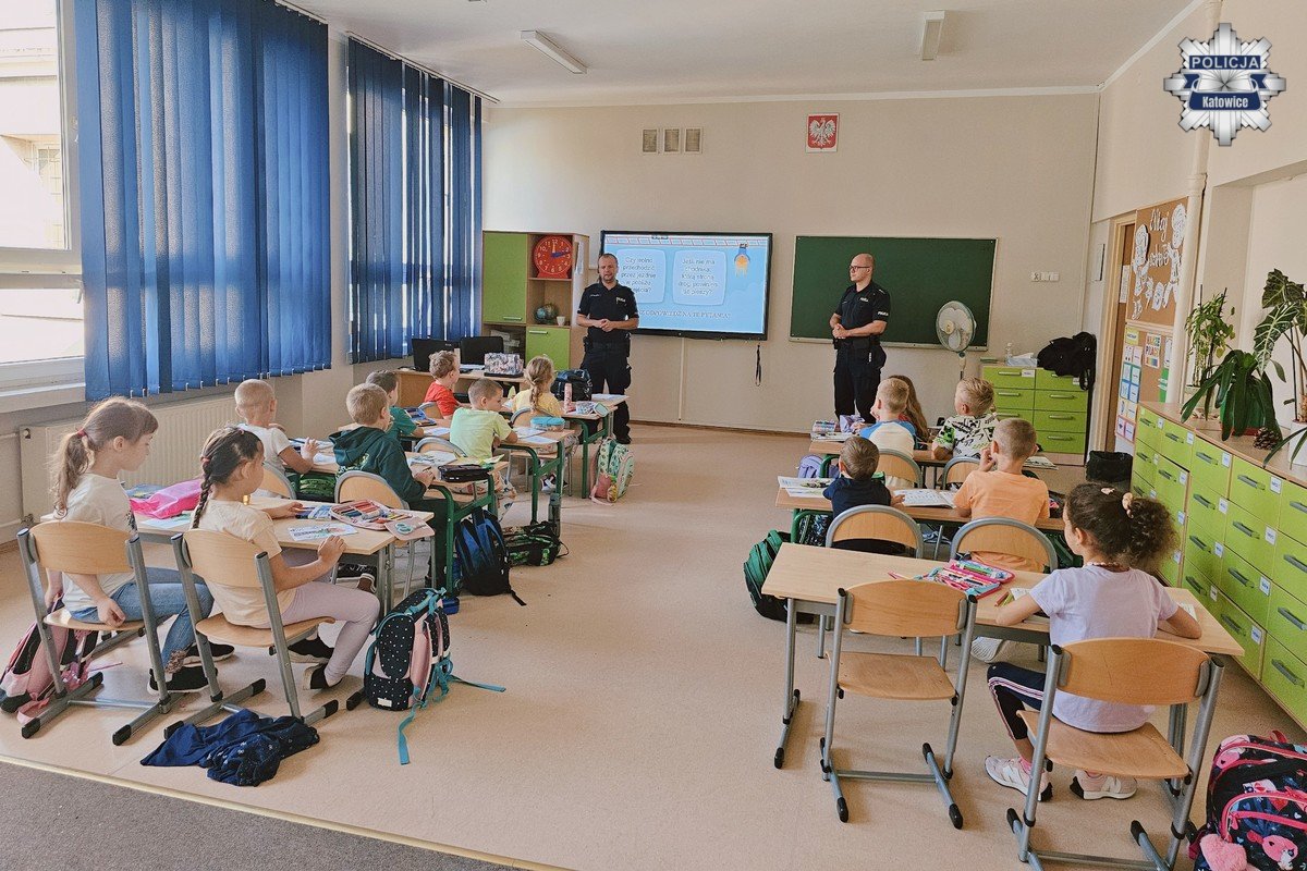 „Błyskotliwy pierwszak” w Katowicach – policjanci uczą dzieci bezpiecznej drogi do szkoły