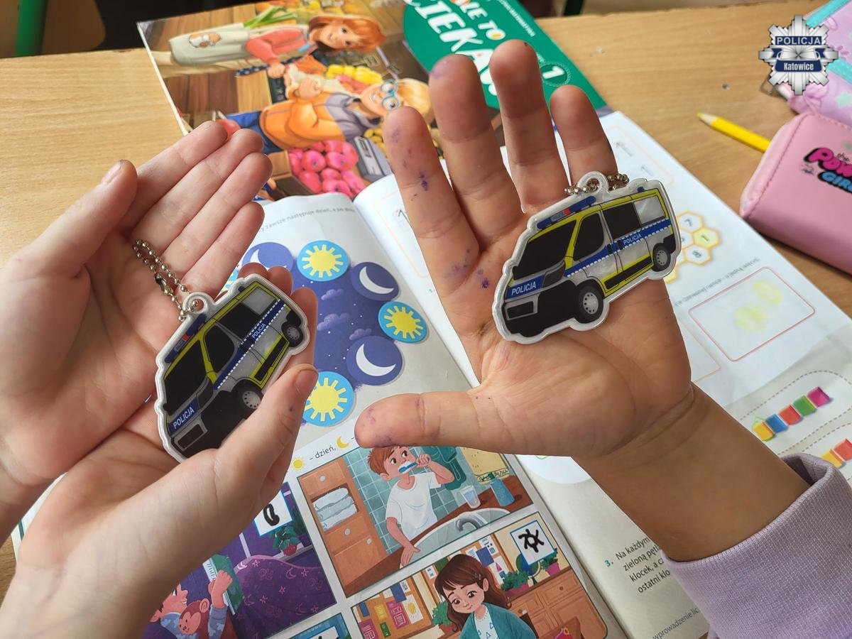 „Błyskotliwy pierwszak” w Katowicach – policjanci uczą dzieci bezpiecznej drogi do szkoły