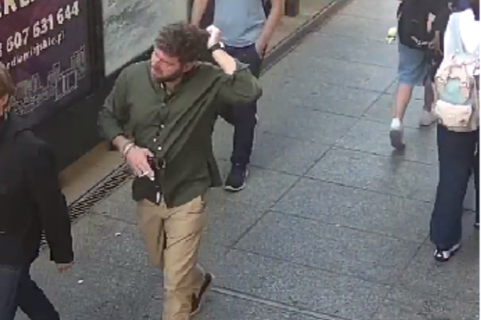 Policja opublikowała wizerunek podejrzewanego o uszkodzenie ciała. Rozpoznajesz?