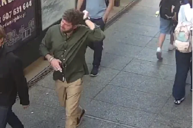 Policja opublikowała wizerunek podejrzewanego o uszkodzenie ciała. Rozpoznajesz?