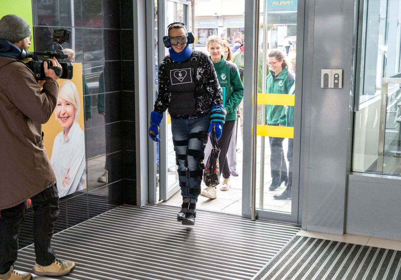 Wiceprezydent Katowic w symulatorze starości. Tak wygląda codzienność wielu seniorów