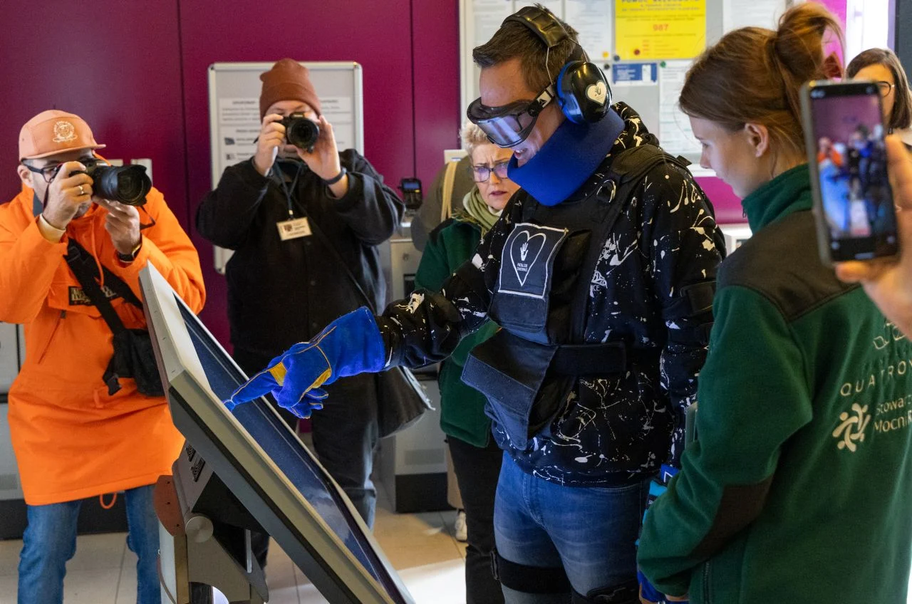 Wiceprezydent Katowic w symulatorze starości. Tak wygląda codzienność wielu seniorów