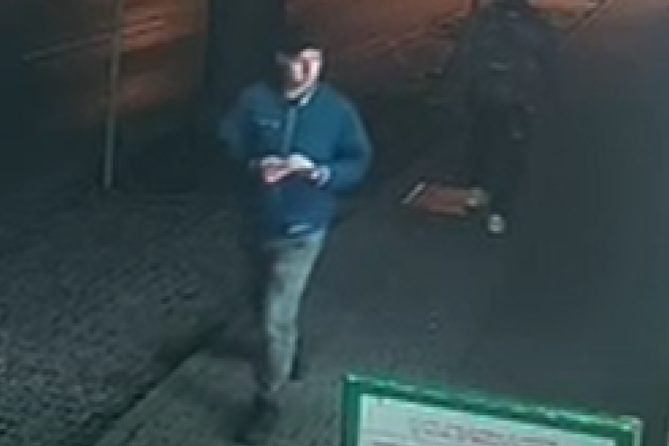 Policja opublikowała wizerunek podejrzewanych o pobicie. Rozpoznajesz?