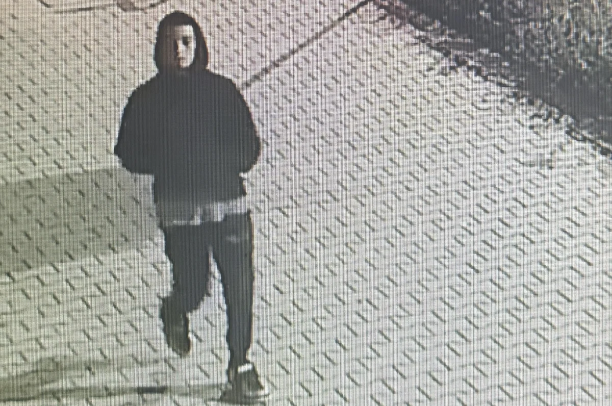 Policjanci opublikowali wizerunek podejrzewanego o zniszczenie mienia. Rozpoznajesz?
