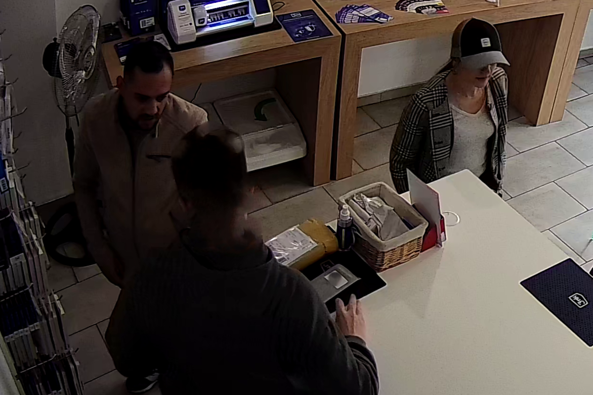 Policja publikuje wizerunek podejrzewanych o kradzież telefonów – rozpoznajesz ich?