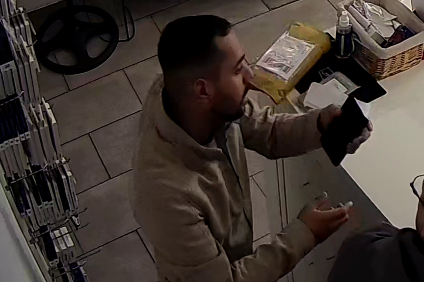 Policja publikuje wizerunek podejrzewanych o kradzież telefonów – rozpoznajesz ich?