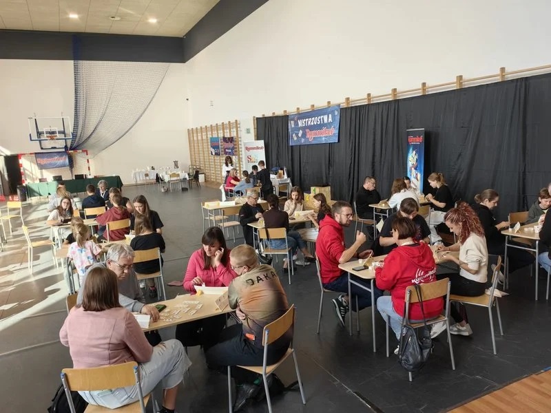 Emocje przy planszy! III Mistrzostwa Szkół w Rummikub w Żorach za nami [FOTO]