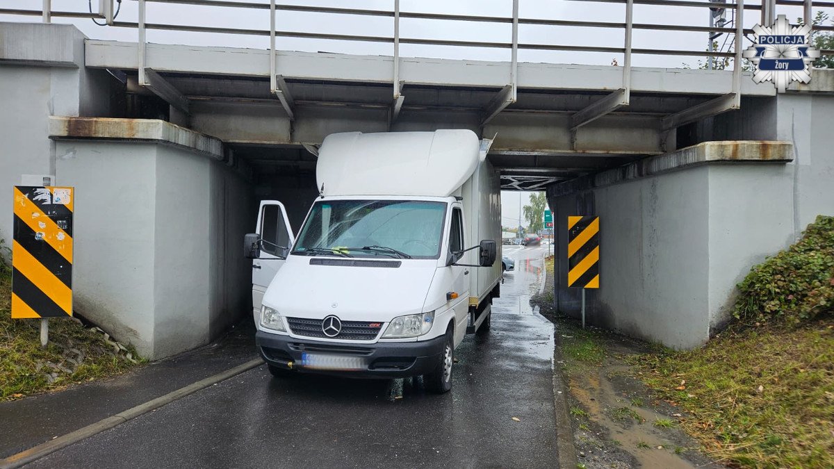 Zakleszczenie dostawczaka pod mostem – kierowca ukarany czterema mandatami!