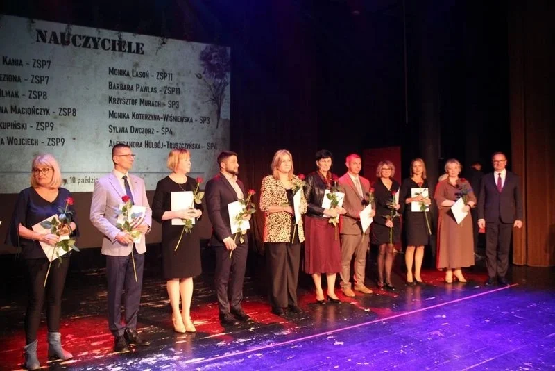 Najlepsi uczniowie i nauczyciele nagrodzeni podczas Dnia Edukacji Narodowej w Żorach