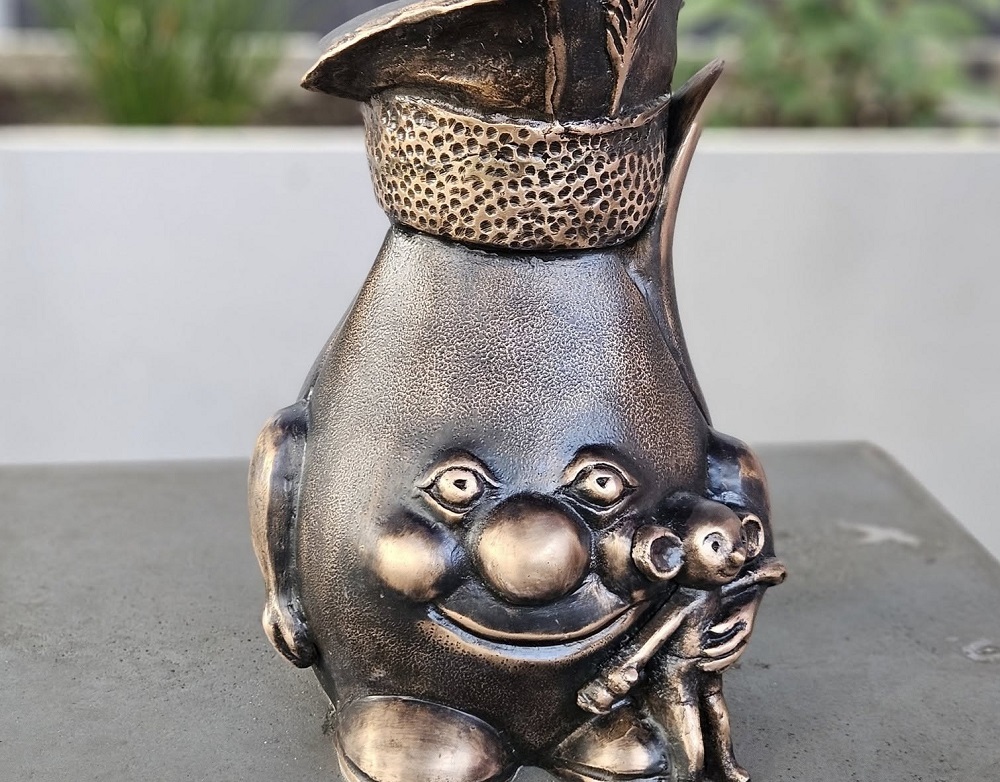 Jubileuszowa figurka w Kleszczowie. Żorek Kleszczuś wita uczniów i gości