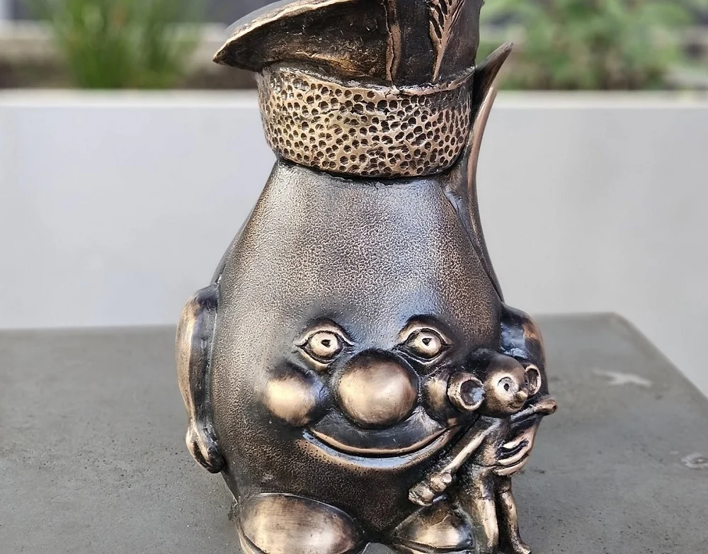 Jubileuszowa figurka w Kleszczowie. Żorek Kleszczuś wita uczniów i gości