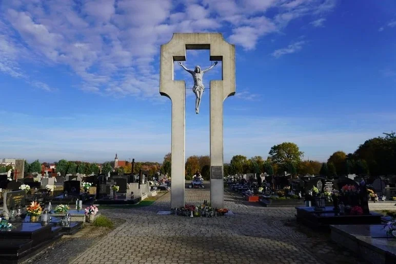 Wszystkich Świętych 2025 w Żorach. Sprawdź zmiany w organizacji ruchu przy cmentarzach