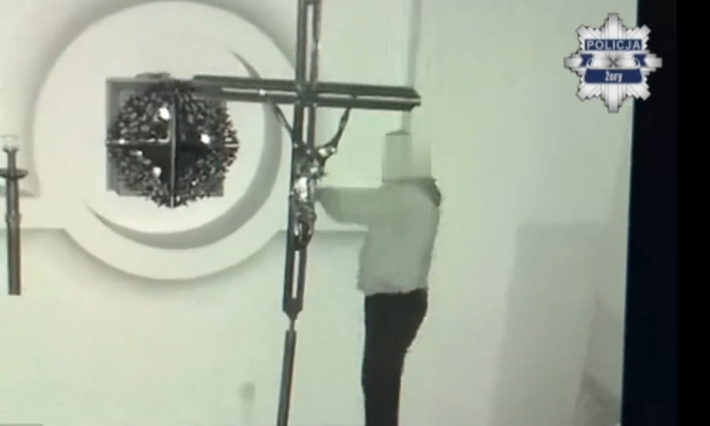 Włamał się do kościoła w Żorach. Zdewastował zakrystię i wypił wino mszalne