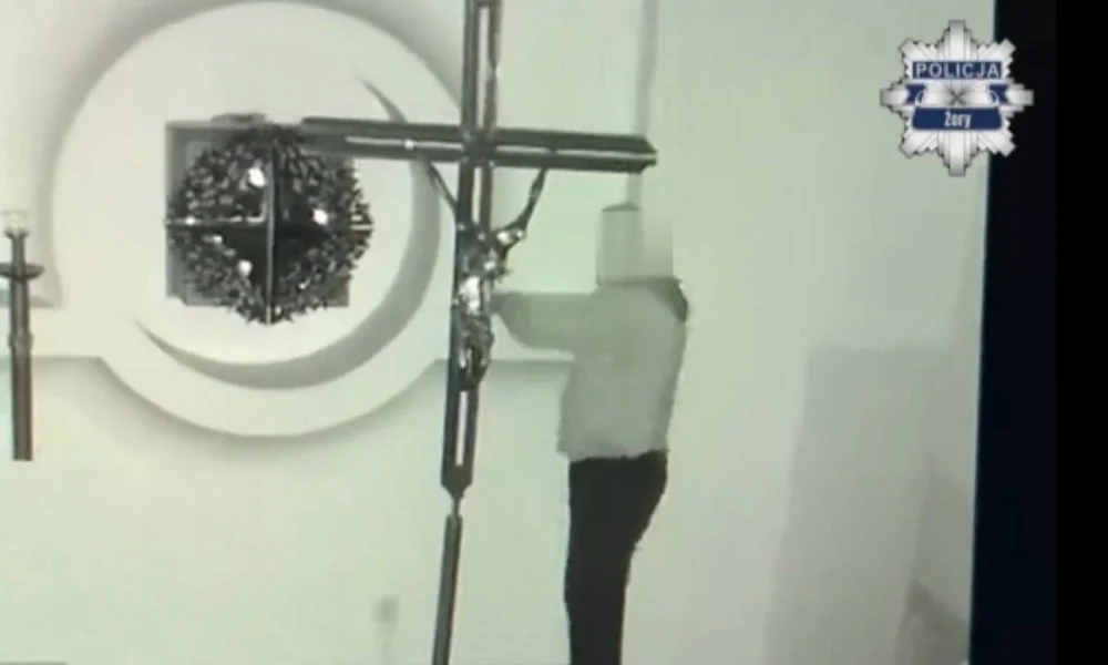 Włamał się do kościoła w Żorach. Zdewastował zakrystię i wypił wino mszalne