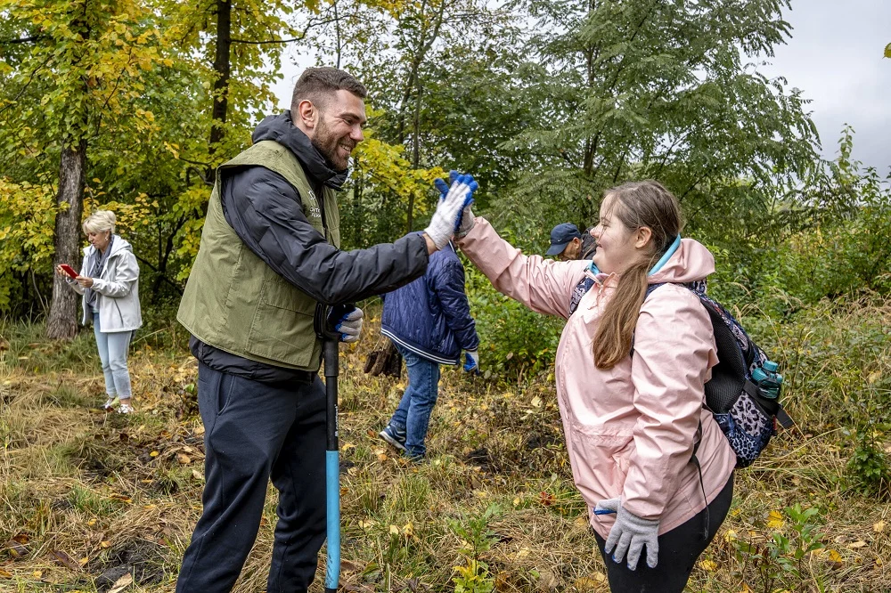 Zabrze na rzecz ekologii – akcja sadzenia drzew w lesie Motocross z udziałem Prezydenta