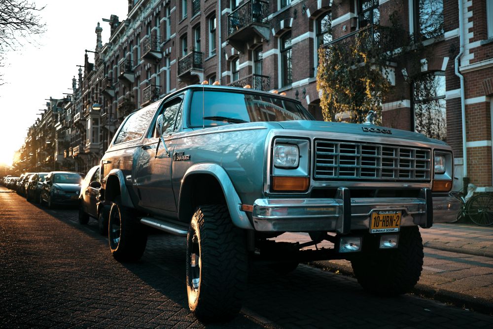 Masz dość nudy na polskich drogach? Sprowadź auto z USA i poczuj prawdziwą motoryzację