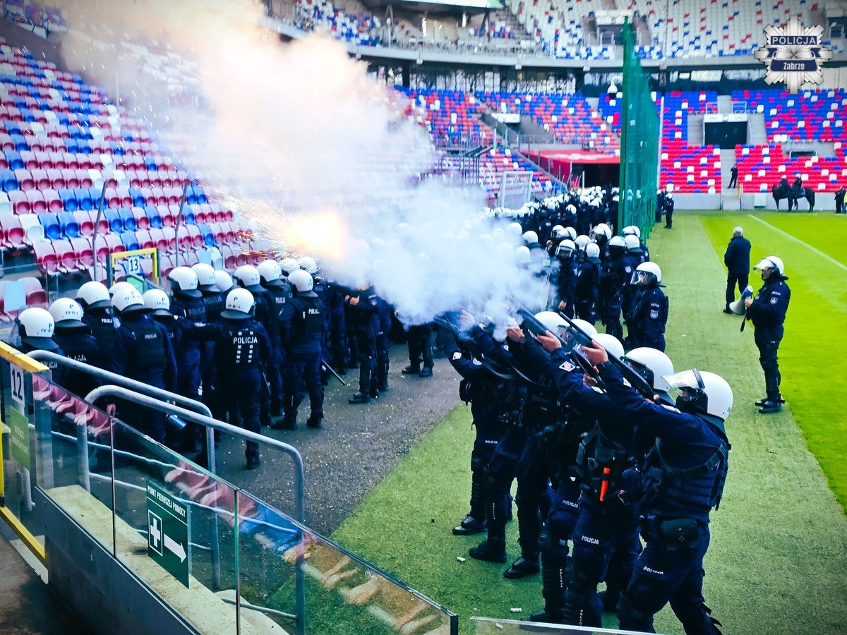 250 policjantów szkoliło się na stadionie w Zabrzu w zakresie porządku publicznego