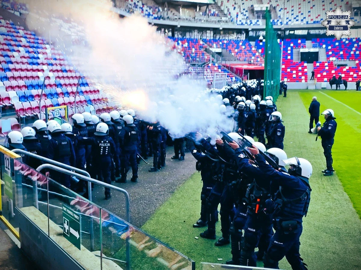 250 policjantów szkoliło się na stadionie w Zabrzu w zakresie porządku publicznego
