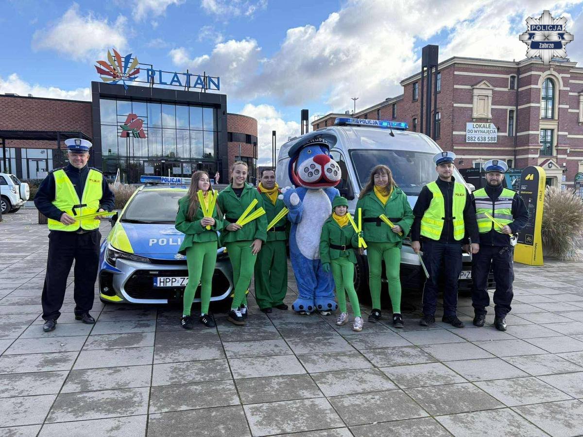 „Świeć przykładem” – Policjanci w Zabrzu rozdawali odblaski pieszym